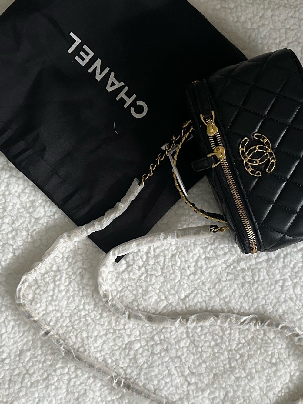 Chanel Replica Black Quilted Leather Crossbody Bag with Gold Hardware